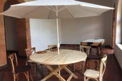 mesa-crossback-redonda-con-sombrilla
