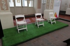 tarimas-forrada-pasto-alfombra